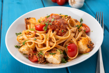 Piatto di deliziose linguine al ragu di pesce, Cucina Italiana