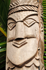 Totem aus geschnitztem Holz auf "Île des Pins" / Neukaledonien - Totem from carved wood on "Île des Pins" / New Caledonia  