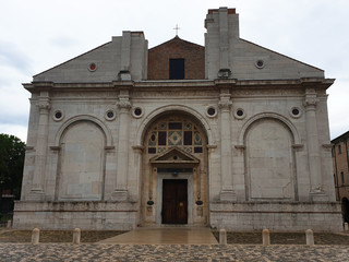 Fototapeta na wymiar Temple Malatesta in the center of Rimini. Tourist attraction of the city of Rimini.