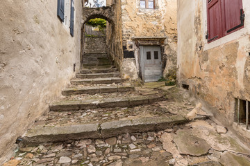 Fototapeta na wymiar Stepped alley in the medieval part of the village of Dieulefit in Drôme provençale
