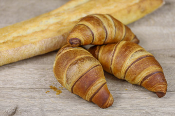 croissants et baguette de pain sur un table