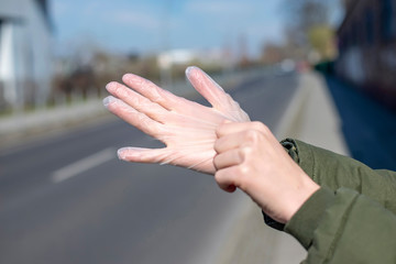 junge Frau mit zieht Einweghandschuhe an