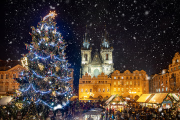 Blick auf den alten Dorfplatz in Prag mit geschmücktem Weihnachtsbaum, Weihnachtsmarkt und...