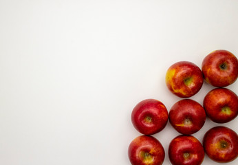 白い紙の上のりんごコンポジション Composition of apples on a white paper 13