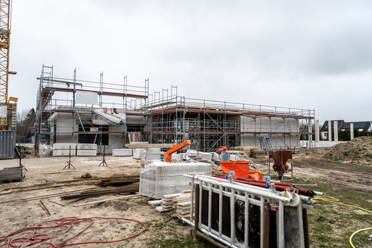 menschenleere Baustelle im Gewerbegebiet