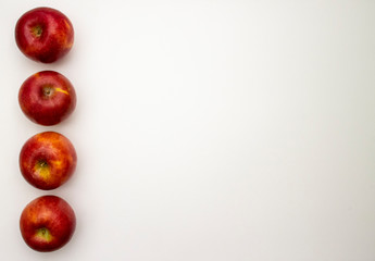 白い紙の上のりんごコンポジション Composition of apples on a white paper 5