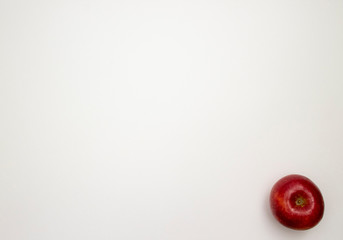 白い紙の上のりんご１個 An apple on a white paper