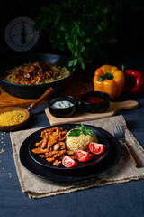 bulgur mit gebratenem fleisch und joghurtsoße