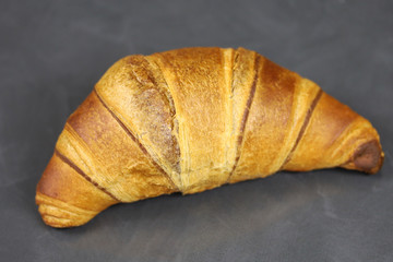 croissant français sur une table