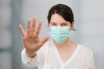 Frau mit medizinischem Mundschutz als Schutz vor Viren und Bakterien Covid-19 Coronavirus Maßnahmen