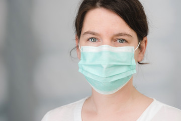 Frau mit medizinischem Mundschutz als Schutz vor Viren und Bakterien Covid-19 Coronavirus Maßnahmen