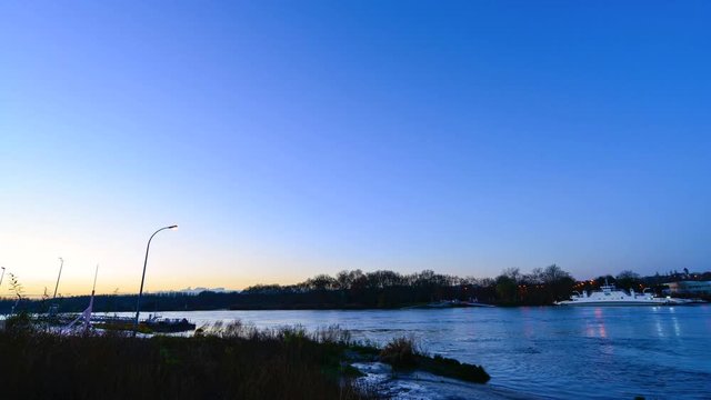 vue sur une rivière avec traverser de voiture par bateau bac