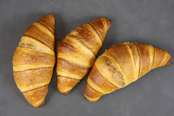 croissant français sur une table