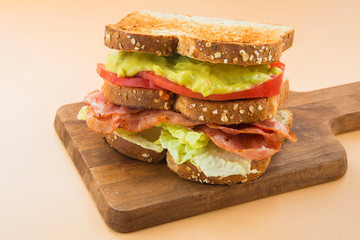 Sandwich LGBT lettuce, guacamole, bacon and tomato