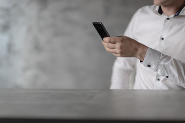 Telefon komórkowy w ręce