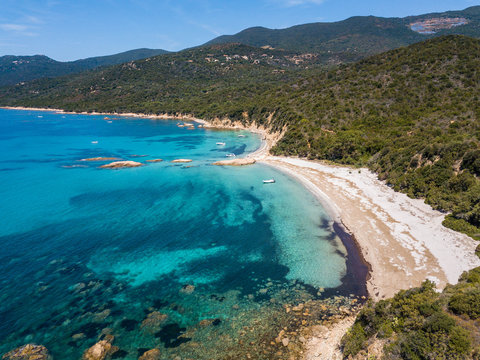 Plage isol&eacute;e nature paradis corse 
