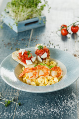 scrambled eggs with shrimps and bruschetta