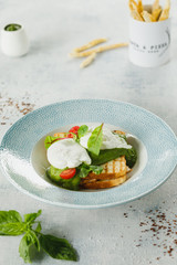 poached eggs with avokado sauce