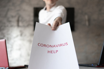 Przedsiębiorca proszący o pomoc w czasach epidemii coronavirus. - obrazy, fototapety, plakaty