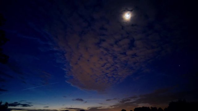Aurore de la lune au soleil avec passage d'avion time-laps