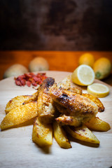 pollo con patate, limone e peperoncino