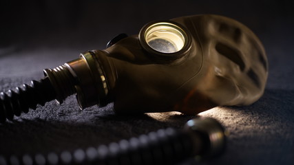 maska gazowa z filtrem powietrza - mroczne zdjęcie - obrazy, fototapety, plakaty