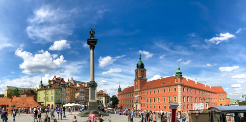 Obraz premium Warsaw, Poland - 21/ 06/ 2019:. Beautiful multi-colored houses in the old town in Warsaw. The central streets of the historic center of Warsaw. The main tourist attraction of Warsaw. Panoramic photo.