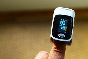 Pulse oximeter measuring oxygen saturation in blood and heart rate