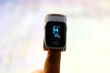 Pulse oximeter measuring oxygen saturation in blood and heart rate