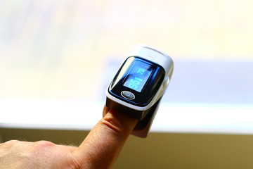 Pulse oximeter measuring oxygen saturation in blood and heart rate