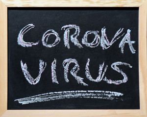 Corona Virus handgeschrieben mit Kreide auf echter Holztafel im Rahmen