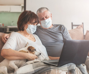 Obraz na płótnie Canvas Elderly couple in medical masks during the pandemic coronavirus