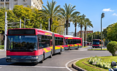 Obraz premium Ir a la página|12345...10Siguiente Double articulated buses transport locals and tourists in downtown Seville, Spain.