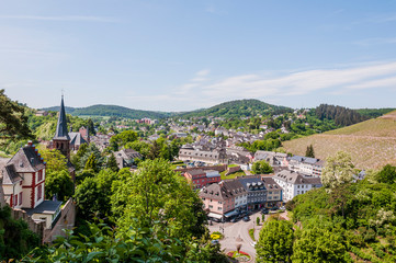 Saarburg, Burg, Ruine, Evangelische Kirche, Stadt, Altstadt, Altstadthäuser, Saar, Fluss, Leukmündung, Leuckbach, Weinstadt, Weinberge, Rheinland-Pfalz, Deutschland