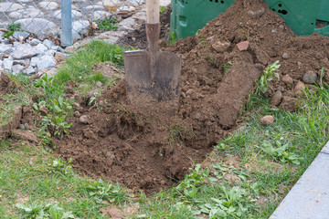 Gartenarbeit mit Schaufel - Loch graben