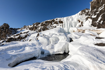 Fototapeta na wymiar Der Öxarárfoss Wasserfall im Westen Islands im Winter