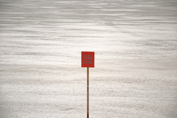 warning sign "no ice crossing".