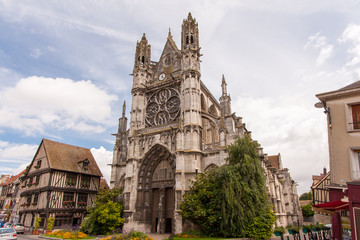 Fototapeta na wymiar Kathedrale Notre-Dame in Vernon in Frankreich