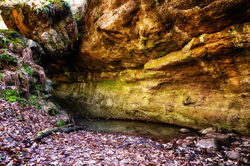 ein kleiner see im felsen