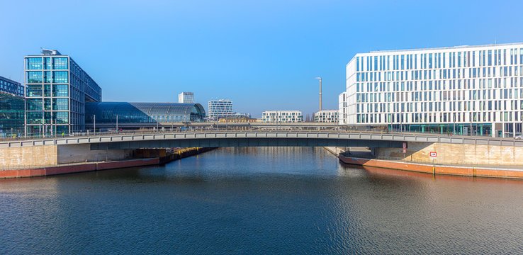 Berlin, Spreebogen, Hugo-Preu&szlig;-Br&uuml;cke, Spree am Hauptbahnhof / Neues Berlin