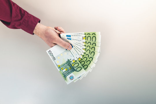 Aiuti finanziari per la popolazione italiana pi&ugrave; povera