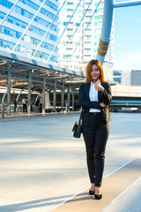 Obraz premium Smart business woman with cityscape background.