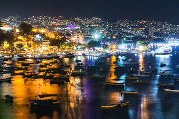 embarcadero de  noche en acapulco mexico 