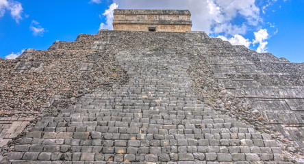 Fototapeta na wymiar Chichen Itza, Mexico, HDR Image