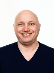 Fototapeta premium Portret łysy wesoły mężczyzna na białym tle