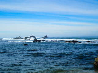 Fototapeta premium Waves crashing onto a rocky shore