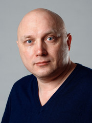 Obraz premium Portrait of a bald cheerful man on a gray background