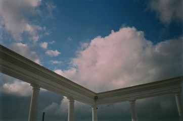 Obraz premium Clouds on the background of sculptures