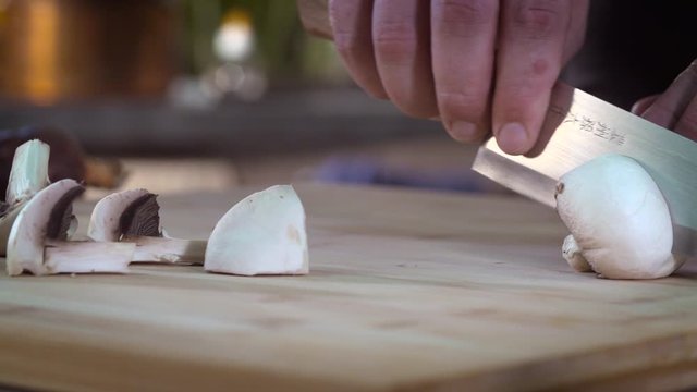 d&eacute;coupe d'une tranche de champignon