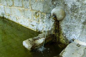 Antigua fuente de agua en piedra